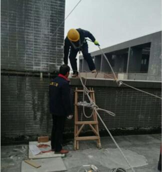 陕西龙胜防水保洁部在在含光路，给长安一品进行外墙防水维修的施工现场